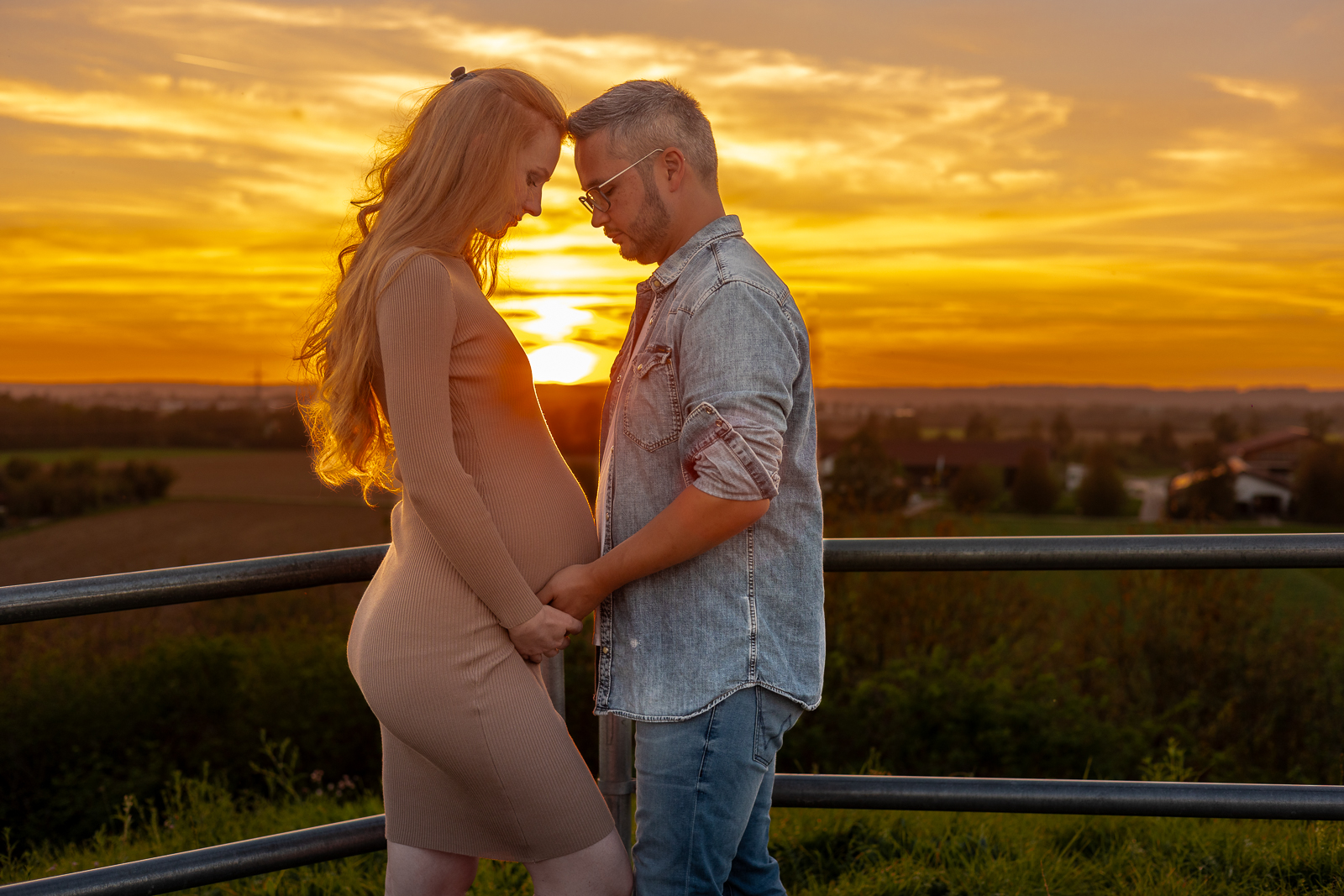 Babybauchfotos mit Familie, Fotoshooting Babybauch, Schwangerschaft